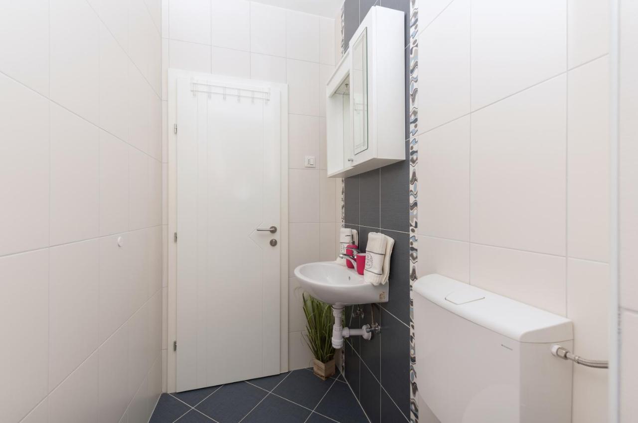 Long Apartment Makarska Esterno foto
