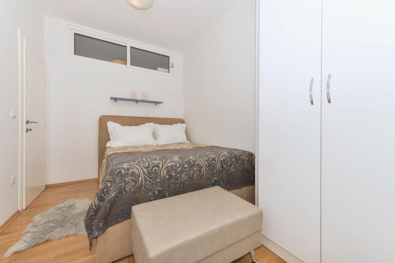 Long Apartment Makarska Esterno foto