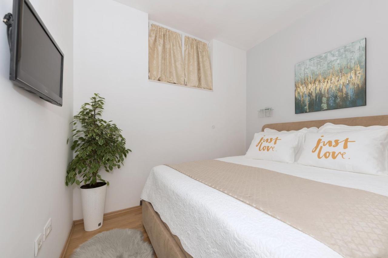 Long Apartment Makarska Esterno foto