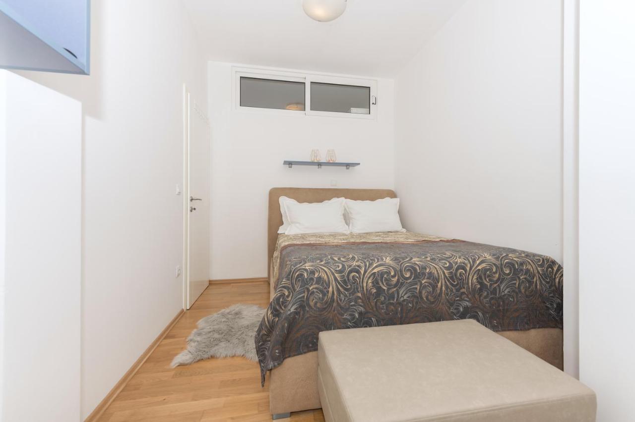 Long Apartment Makarska Esterno foto