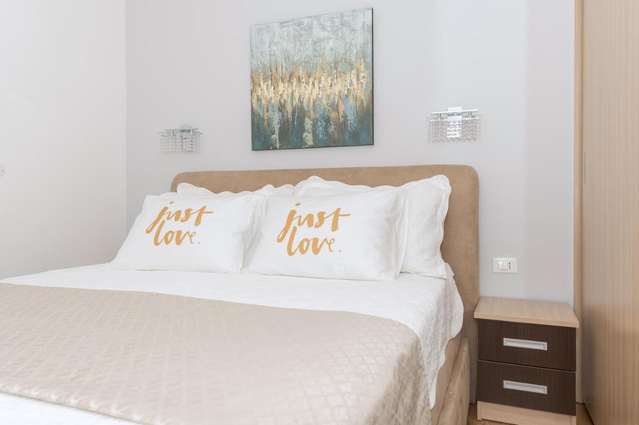 Long Apartment Makarska Esterno foto