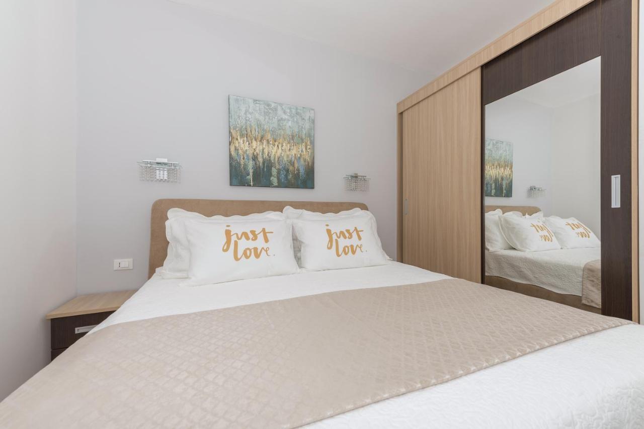 Long Apartment Makarska Esterno foto