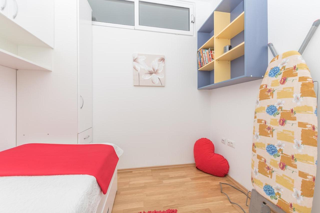 Long Apartment Makarska Esterno foto