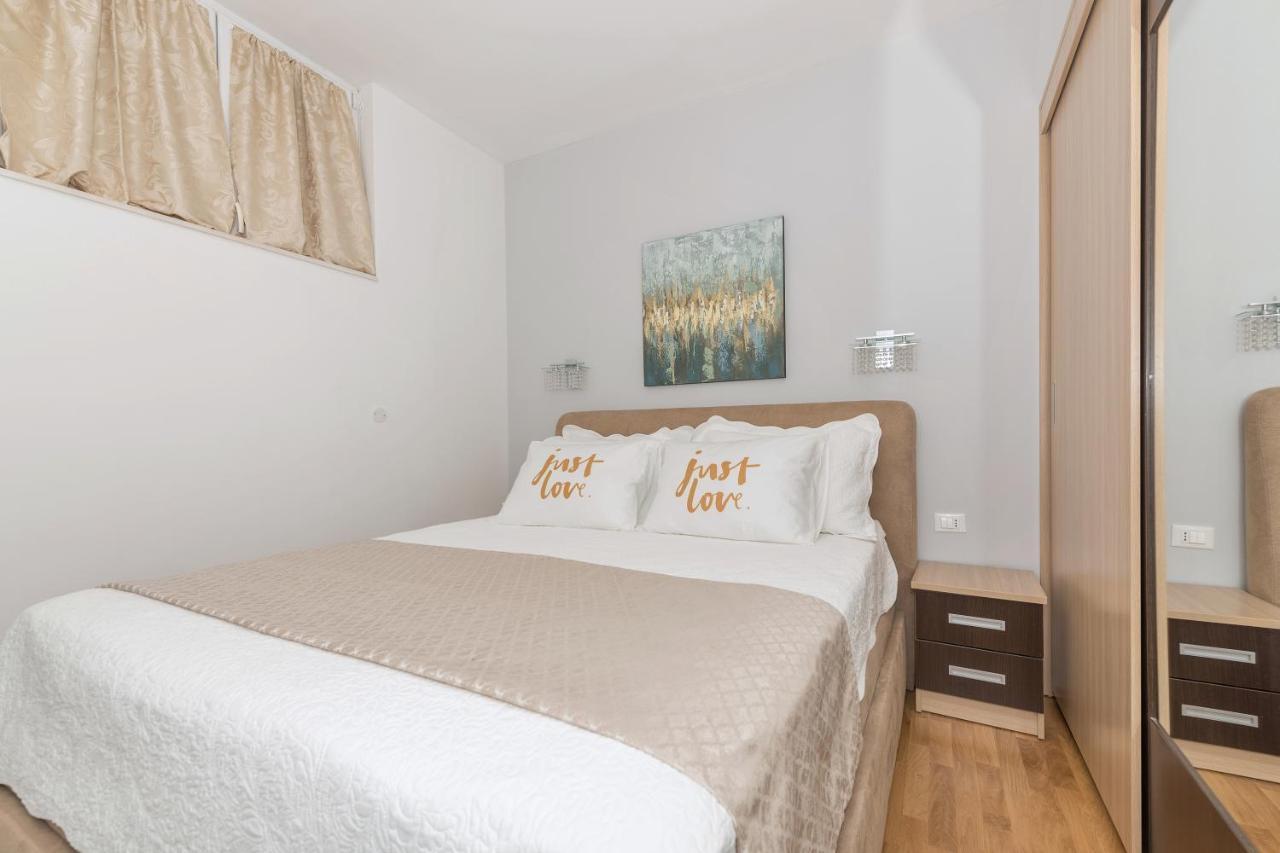 Long Apartment Makarska Esterno foto